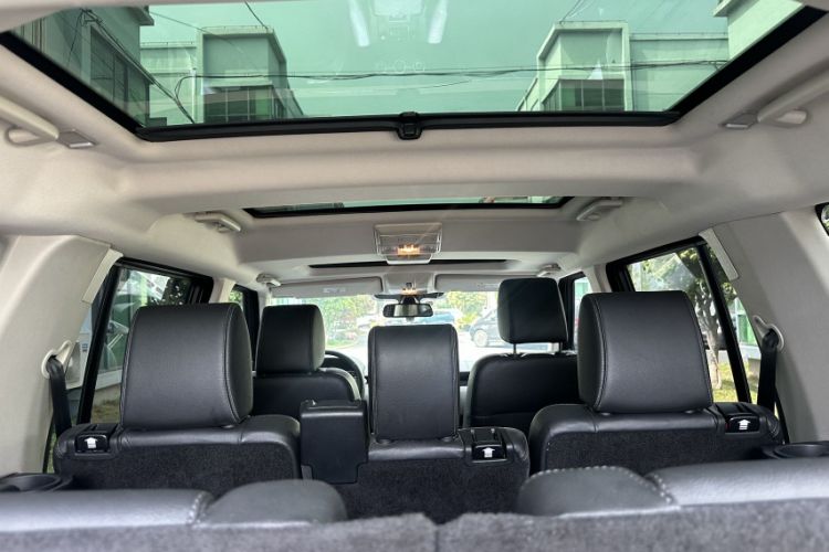 Used Land Rover Discovery 2016 3.0 SC Obsidian Black Heritage Edition SE Interior 5