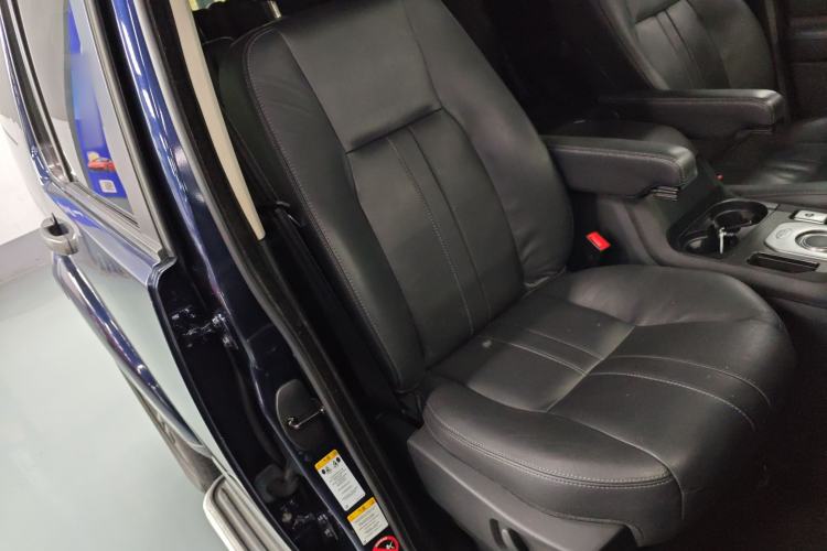 Used Land Rover Discovery 2016 3.0 SC Obsidian Black Heritage Edition SE Right Front Seat