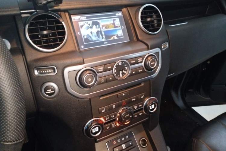 Used Land Rover Discovery 2016 3.0 SC Obsidian Black Heritage Edition HSE Audio And AC Panel