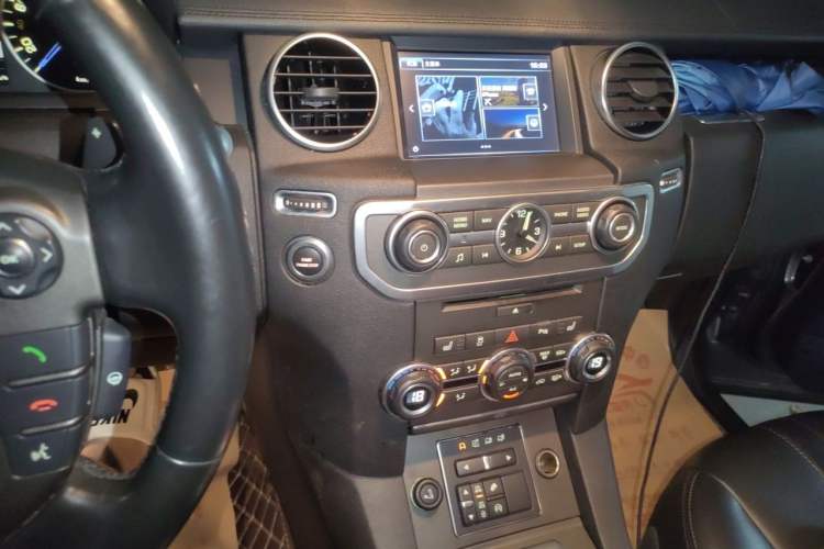 Used Land Rover Discovery 2016 3.0 SC V6 HSE Luxury Audio And AC Panel