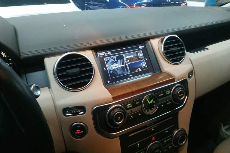 Used Land Rover Discovery 2016 4th Generation 3.0 V6 SC SE Audio And AC Panel