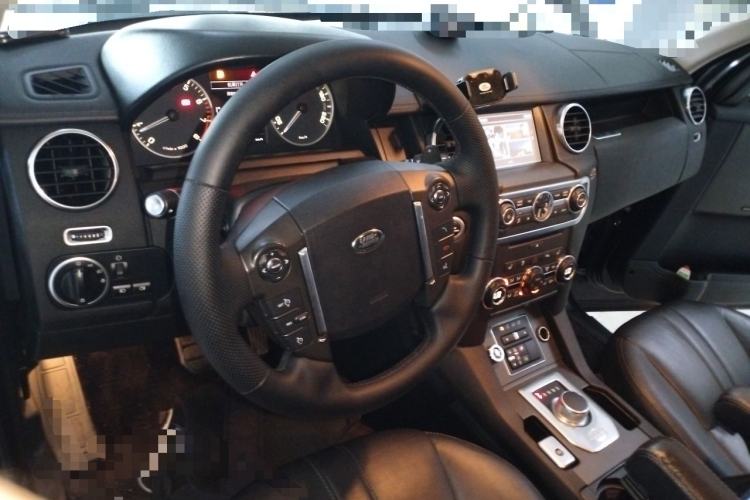 Used Land Rover Discovery 2016 3.0 SC Obsidian Black Heritage Edition HSE Center Console