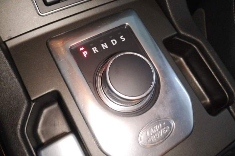 Used Land Rover Discovery 2016 3.0 SC Obsidian Black Heritage Edition HSE Gear Lever