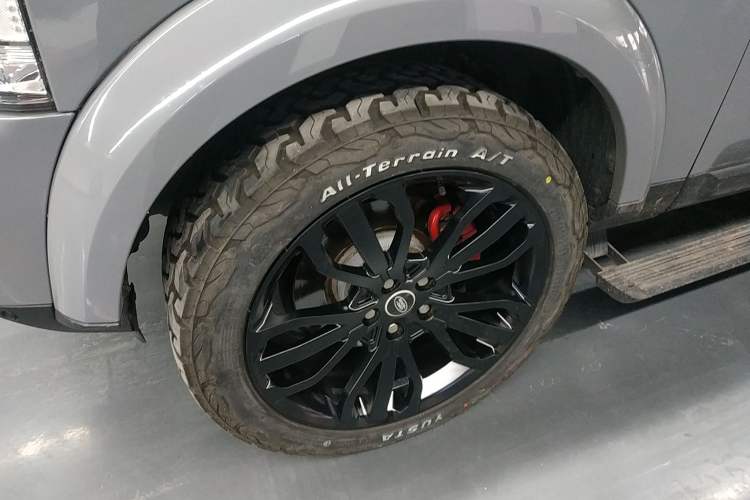 Used Land Rover Discovery 2016 4th Generation 3.0 V6 SC SE Left Front Wheel Hub