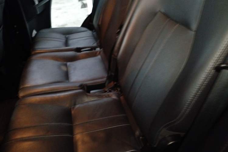 Used Land Rover Discovery 2016 3.0 SC Obsidian Black Heritage Edition HSE Left Rear Seat