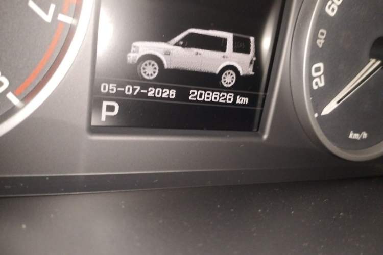 Used Land Rover Discovery 2016 3.0 SC Obsidian Black Heritage Edition HSE Odometer Close Up