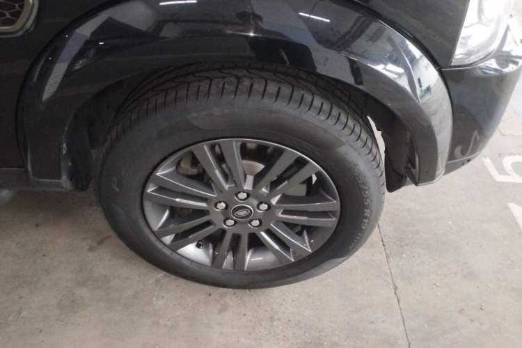 Used Land Rover Discovery 2016 3.0 SC Obsidian Black Heritage Edition HSE Right Front Wheel Hub