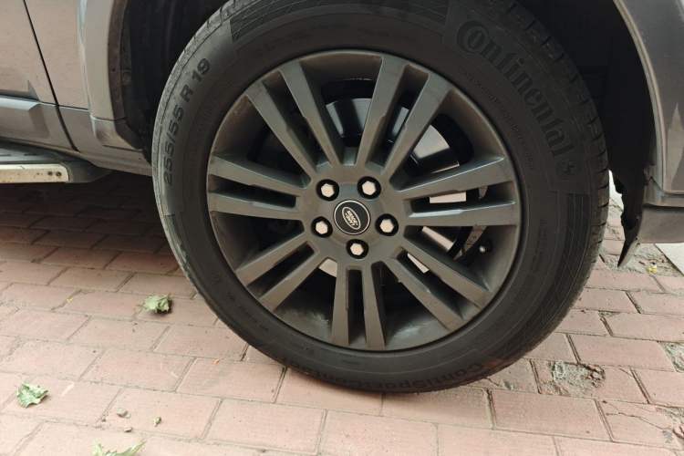Used Land Rover Discovery 2016 3.0 SC Obsidian Black Heritage Edition SE Right Front Wheel Hub