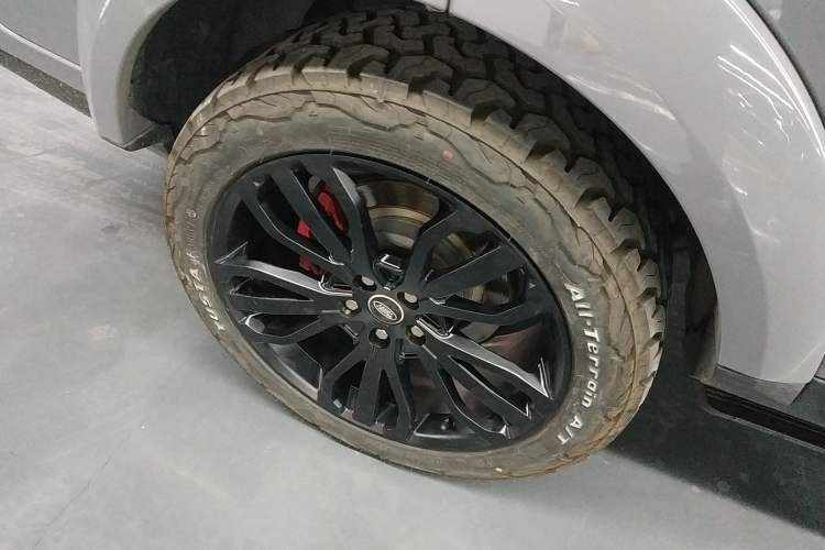 Used Land Rover Discovery 2016 4th Generation 3.0 V6 SC SE Right Rear Wheel Hub