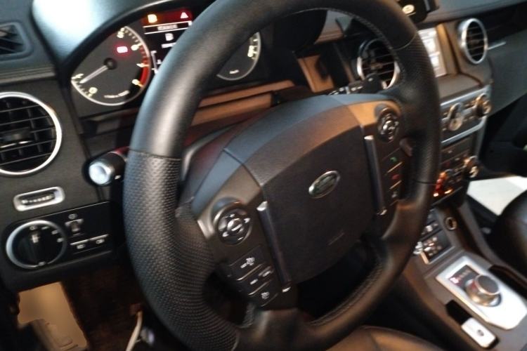 Used Land Rover Discovery 2016 3.0 SC Obsidian Black Heritage Edition HSE Steering Wheel