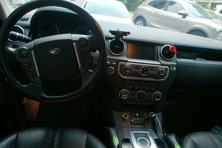 Used Land Rover Discovery 2016 3.0 SC V6 HSE Center Console