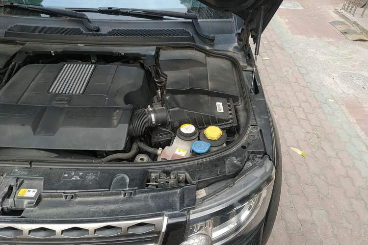 Used Land Rover Discovery 2016 3.0 SC V6 HSE Engine Bay Left