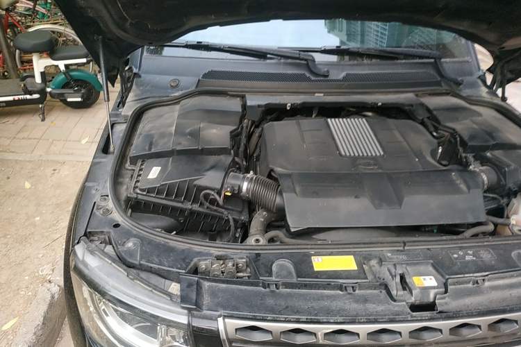 Used Land Rover Discovery 2016 3.0 SC V6 HSE Engine Bay Right