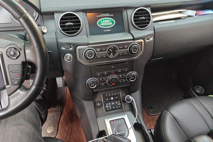 Used Land Rover Discovery 2016 3.0 SC Obsidian Black Heritage Edition SE Audio And AC Panel