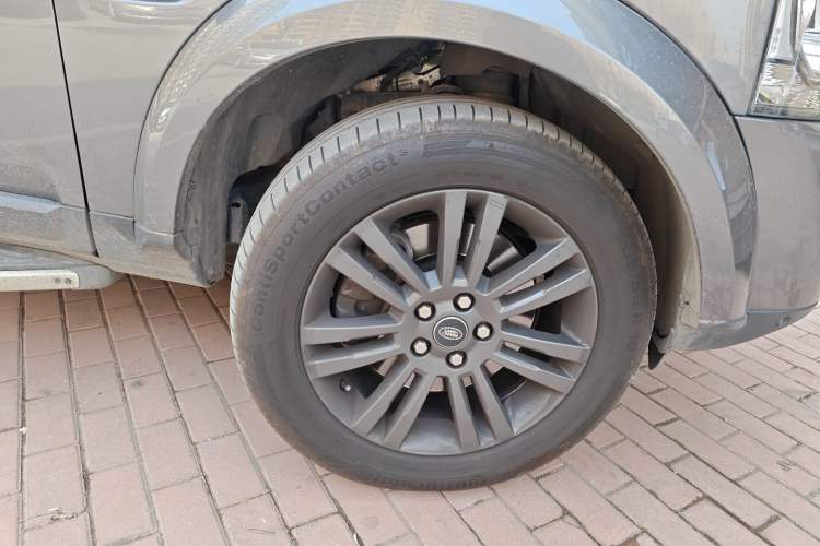 Used Land Rover Discovery 2016 3.0 SC Obsidian Black Heritage Edition SE Right Front Wheel Hub
