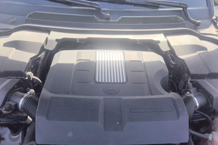 Used Land Rover Discovery 2016 3.0 SC Obsidian Black Heritage Edition HSE Engine Bay