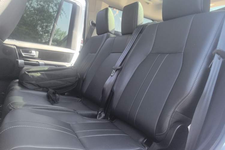Used Land Rover Discovery 2016 3.0 SC Obsidian Black Heritage Edition HSE Left Rear Seat