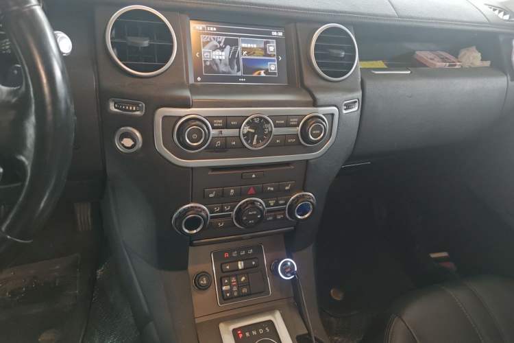 Used Land Rover Discovery 2016 3.0 SC V6 SE Audio And AC Panel