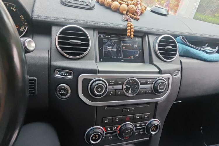 Used Land Rover Discovery 2016 3.0 SC Obsidian Black Heritage Edition SE Audio And AC Panel