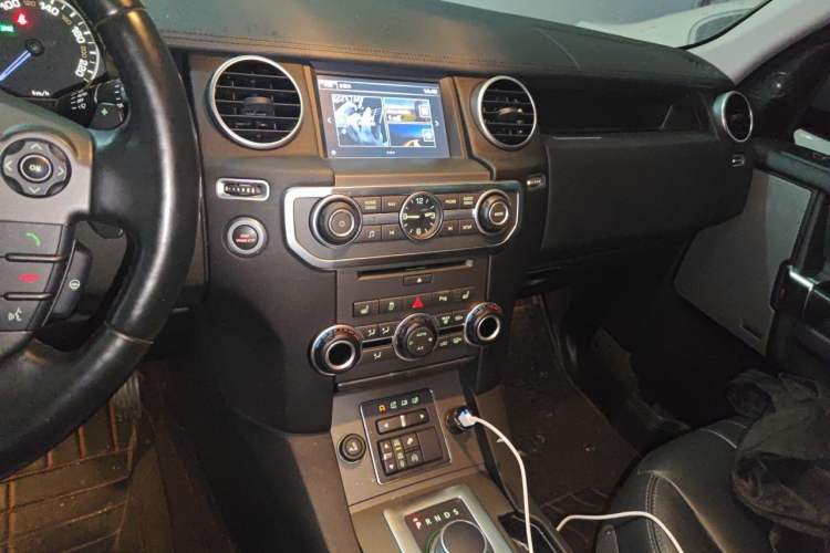 Used Land Rover Discovery 2016 3.0 SC Obsidian Black Heritage Edition SE Audio And AC Panel