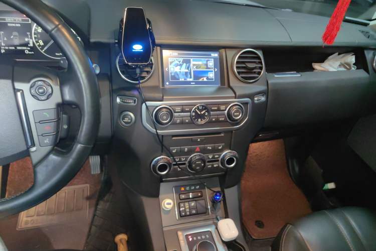 Used Land Rover Discovery 2016 3.0 SC Obsidian Black Heritage Edition SE Audio And AC Panel