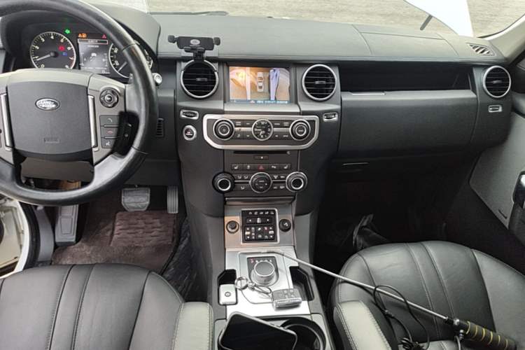Used Land Rover Discovery 2016 3.0 SC V6 SE Audio And AC Panel