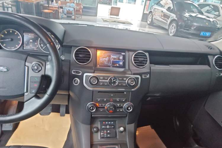Used Land Rover Discovery 2016 3.0 SC V6 SE Audio And AC Panel