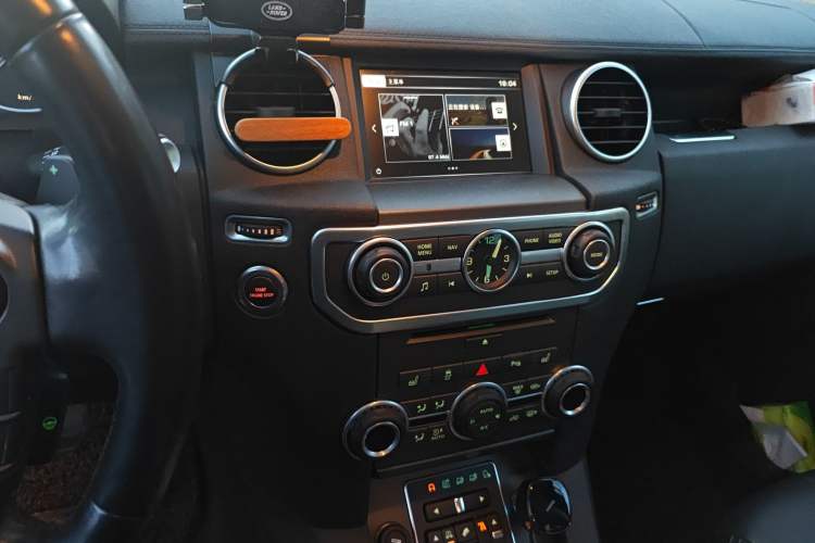 Used Land Rover Discovery 2016 3.0 SC V6 HSE Luxury Audio And AC Panel