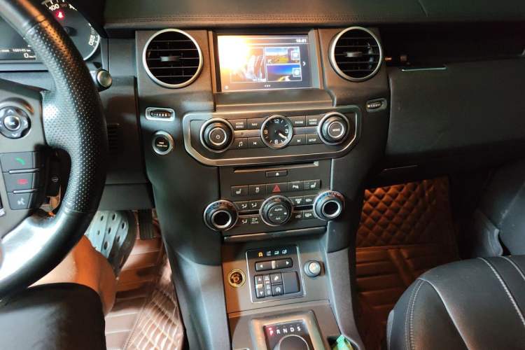 Used Land Rover Discovery 2016 3.0 SC Obsidian Black Heritage Edition HSE Audio And AC Panel