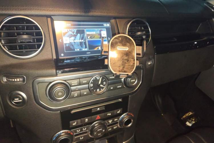 Used Land Rover Discovery 2016 3.0 SC V6 SE Audio And AC Panel
