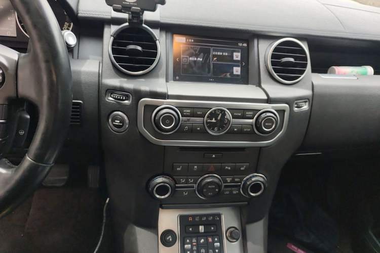 Used Land Rover Discovery 2016 3.0 SC V6 SE Audio And AC Panel