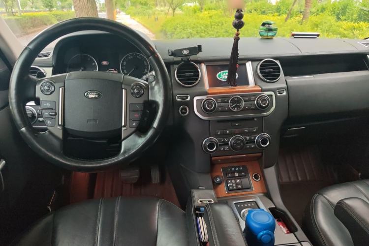 Used Land Rover Discovery 2016 3.0 SC Obsidian Black Heritage Edition HSE Center Console