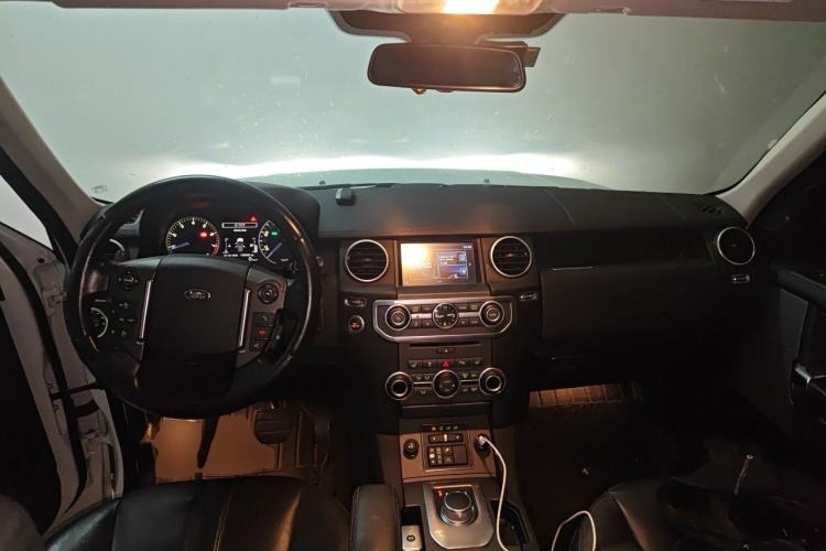 Used Land Rover Discovery 2016 3.0 SC Obsidian Black Heritage Edition SE Center Console