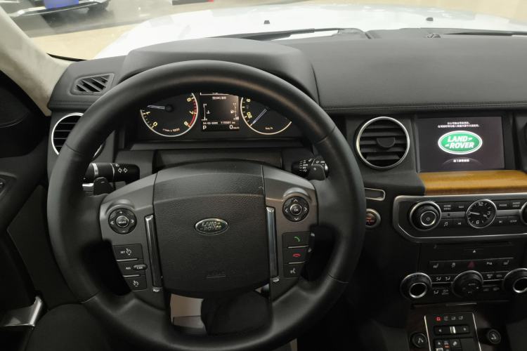 Used Land Rover Discovery 2016 3.0 SC Obsidian Black Heritage Edition HSE Center Console