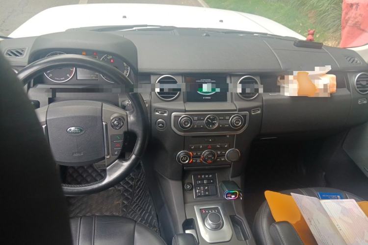 Used Land Rover Discovery 2016 3.0 SC Obsidian Black Heritage Edition HSE Center Console