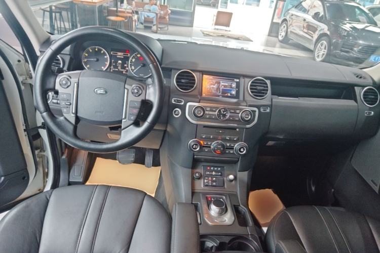 Used Land Rover Discovery 2016 3.0 SC V6 SE Center Console