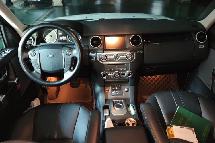 Used Land Rover Discovery 2016 3.0 SC Obsidian Black Heritage Edition HSE Center Console