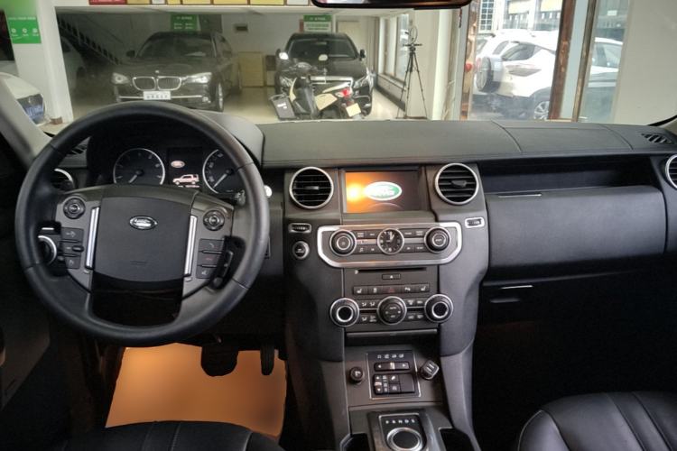 Used Land Rover Discovery 2016 3.0 SC Obsidian Black Heritage Edition HSE Center Console