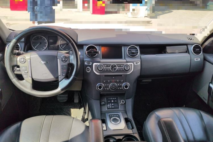 Used Land Rover Discovery 2016 3.0 SC Obsidian Black Heritage Edition HSE Center Console