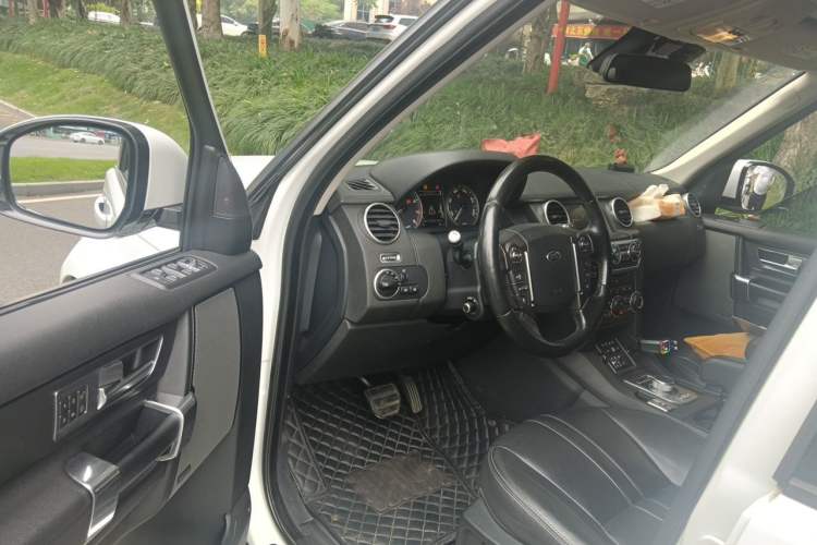 Used Land Rover Discovery 2016 3.0 SC Obsidian Black Heritage Edition HSE Driver Seat