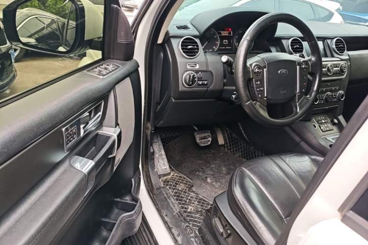 Used Land Rover Discovery 2016 3.0 SC Obsidian Black Heritage Edition HSE Driver Seat