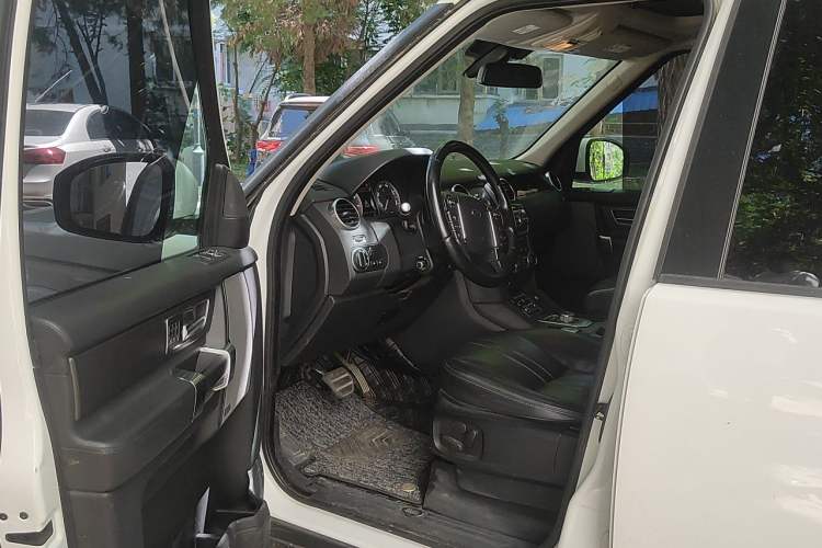 Used Land Rover Discovery 2016 3.0 SC Obsidian Black Heritage Edition HSE Driver Seat