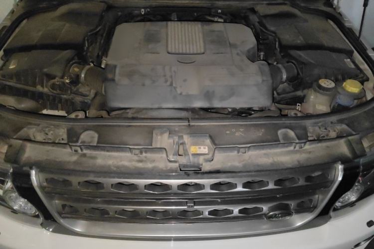 Used Land Rover Discovery  Engine Bay