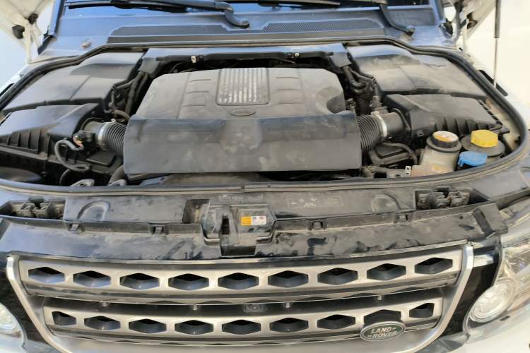 Used Land Rover Discovery 2016 3.0 SC Obsidian Black Heritage Edition HSE Engine Bay