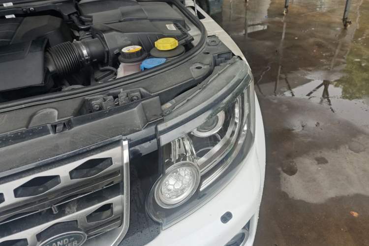 Used Land Rover Discovery 2016 3.0 SC V6 SE Engine Bay Left