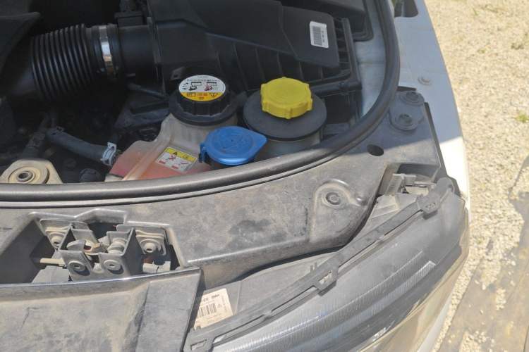 Used Land Rover Discovery  Engine Bay Left
