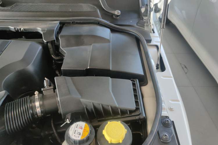 Used Land Rover Discovery 2016 3.0 SC V6 HSE Engine Bay Left