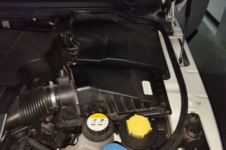 Used Land Rover Discovery 2016 3.0 SC V6 HSE Engine Bay Left