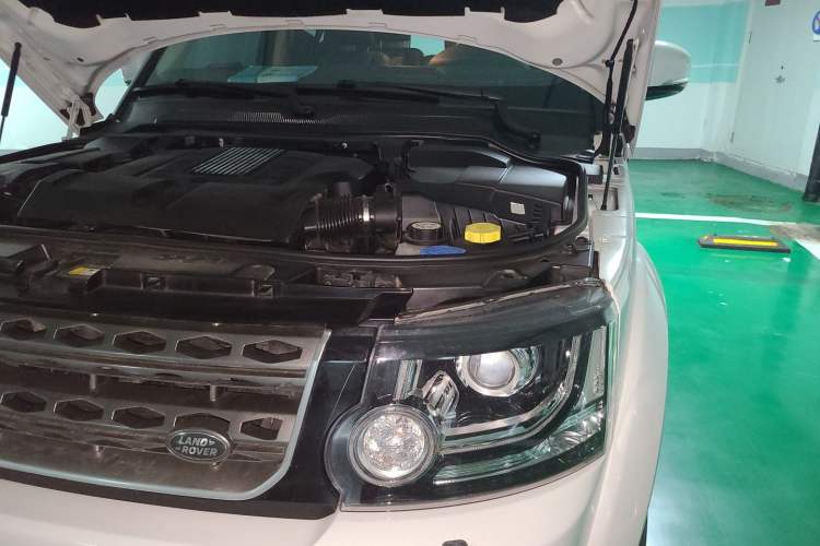 Used Land Rover Discovery 2016 3.0 SC V6 SE Engine Bay Left