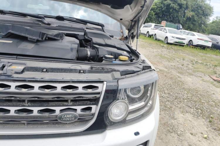 Used Land Rover Discovery 2016 3.0 SC V6 SE Engine Bay Left